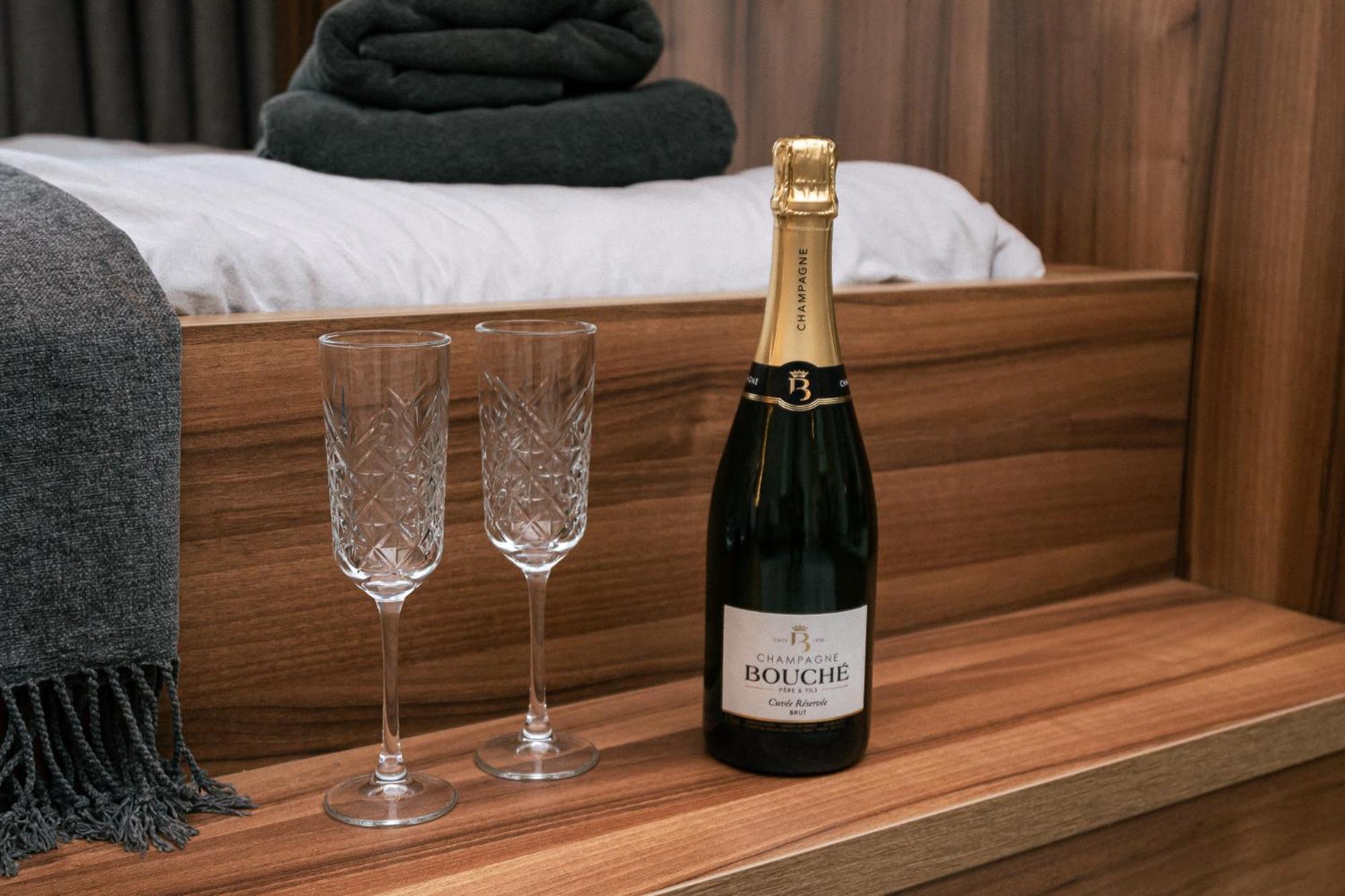 Apartments Wroc'Love By Me &301 Legnicka & Self Check-In 24H & Lift & Air Conditioning Вроцлав Екстериор снимка